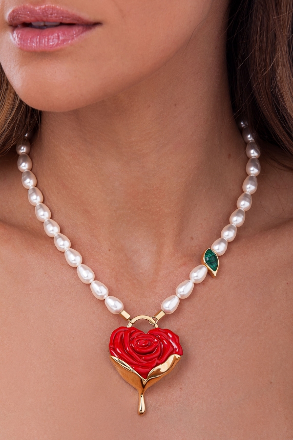 Colar Florescer - Malaquita, Pérola e Resina Vermelha - Coleção Flor e Ser Amor Banho: Folheado a Ouro - Image 3