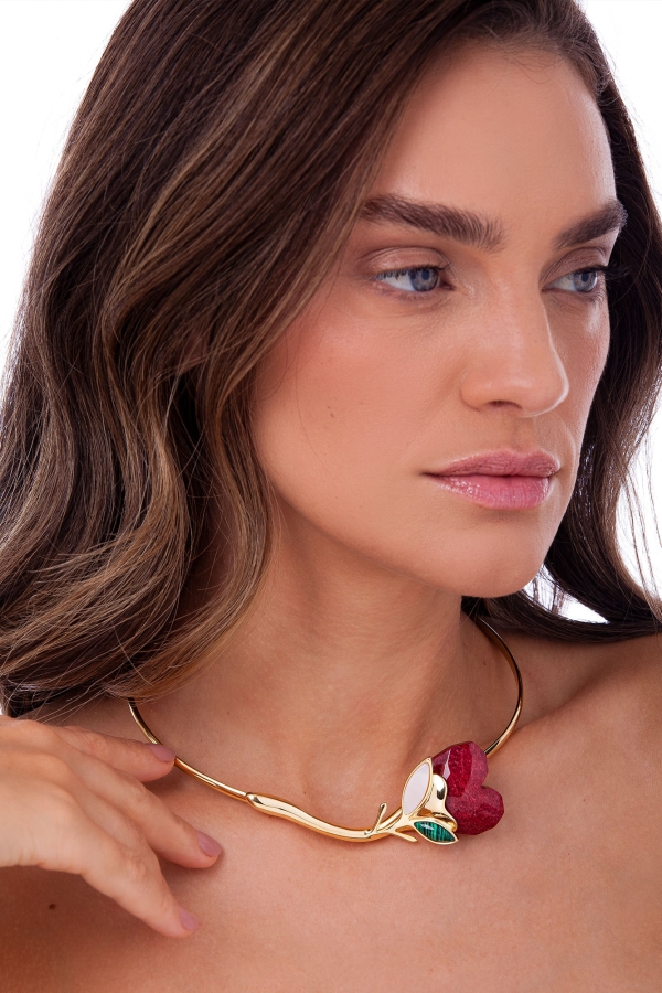 Colar Choker Romance - Feldspato Vermelho, Malaquita e Madrepérola - Coleção Flor e Ser Amor Banho: Folheado a Ouro - Image 2