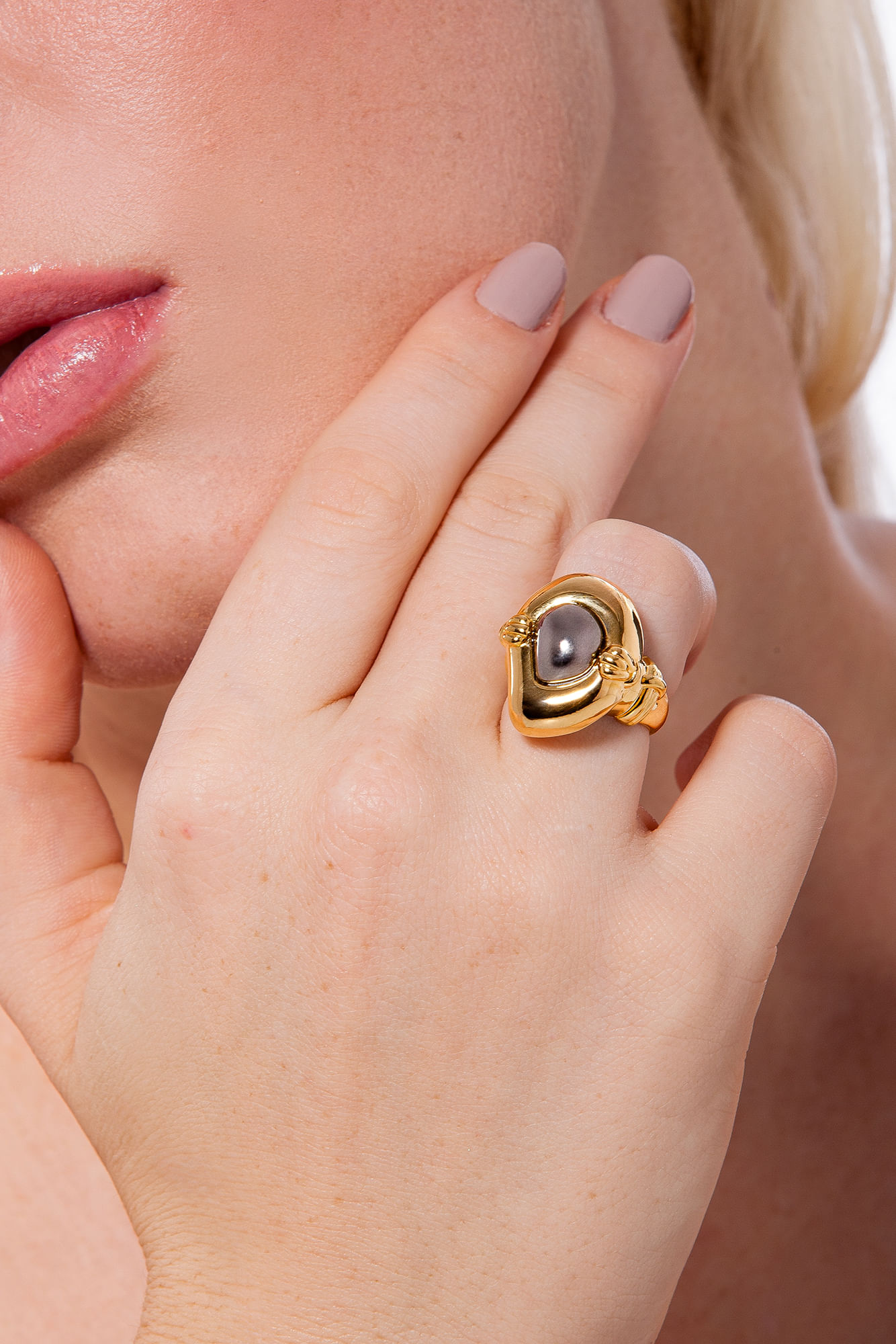 Anel Trama - Ágata Cinza Metalizada - Coleção O Abraço Banho: Folheado a Ouro - Imagem 3