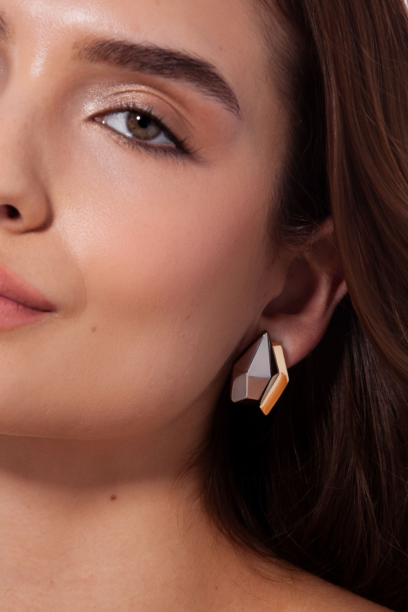 Brinco Enigma - Ágata Cinza Metalizada - Coleção Enigma Banho: Folheado a Ouro - Imagem 3