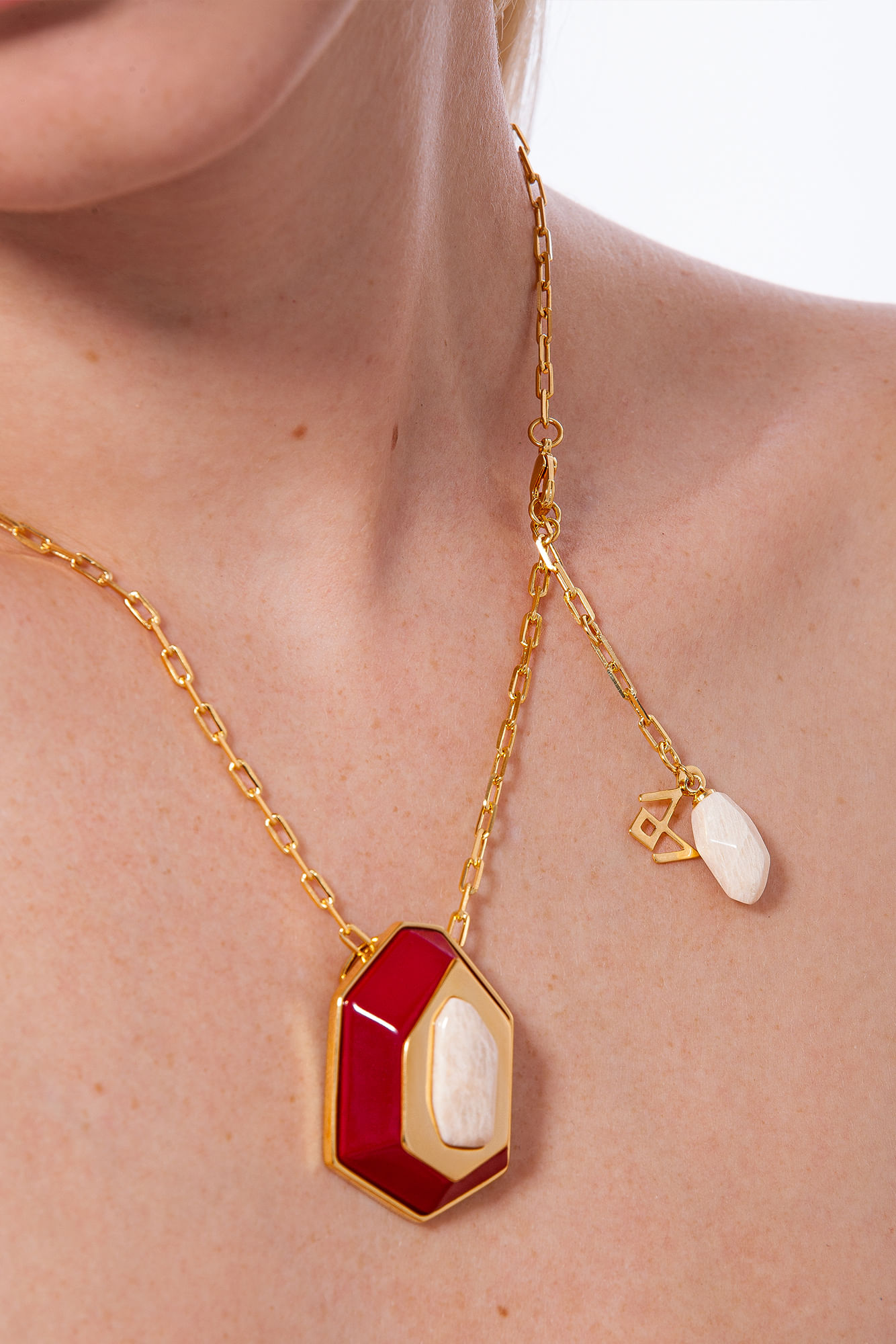 Colar Poesia - Feldspato Natural, Madeira e Esmalte Vinho - Coleção Existe em Mim Banho: Folheado a Ouro - Imagem 3