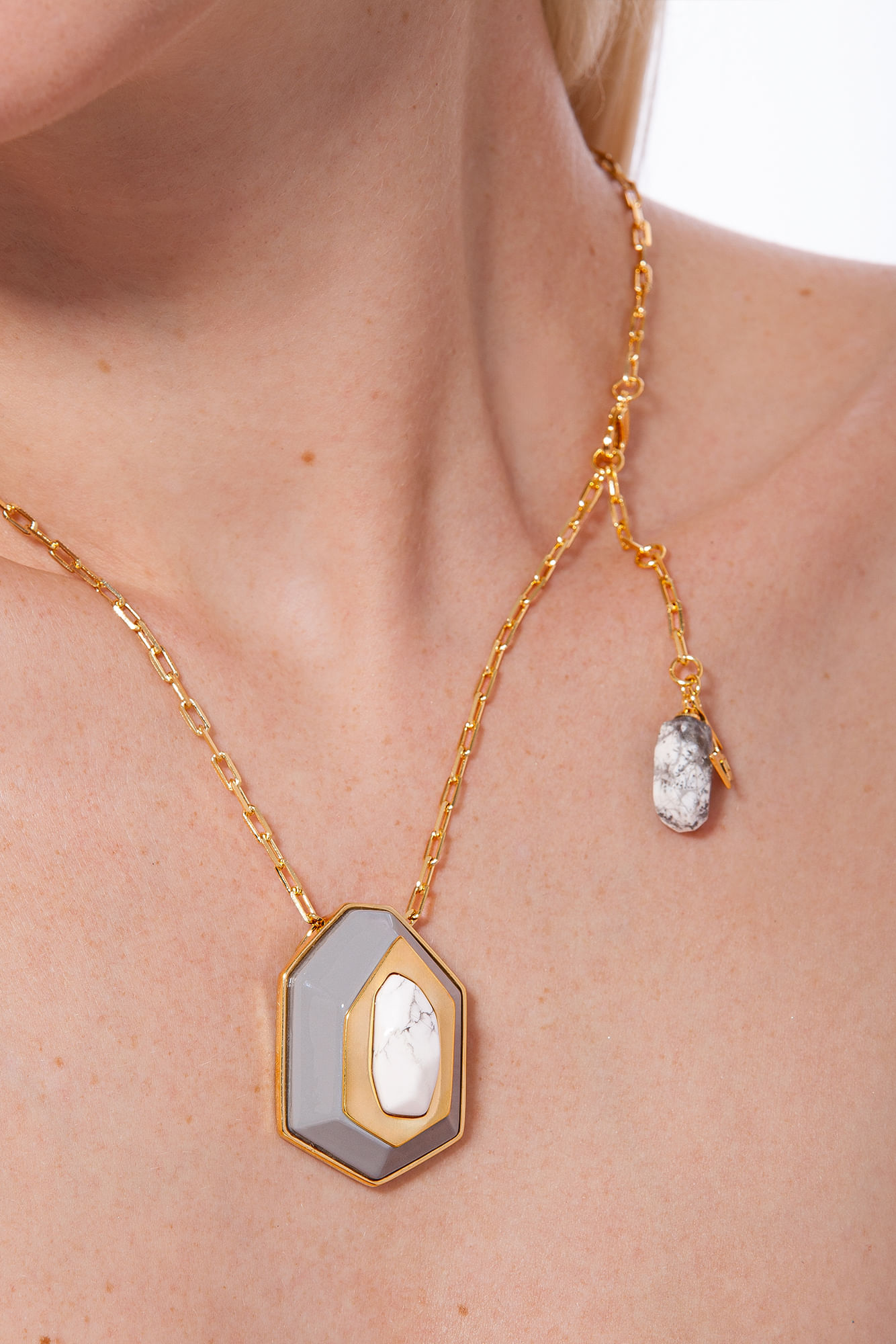 Colar Poesia - Haulita, Madeira e Esmalte Cinza - Coleção Existe em Mim Banho: Folheado a Ouro - Imagem 3